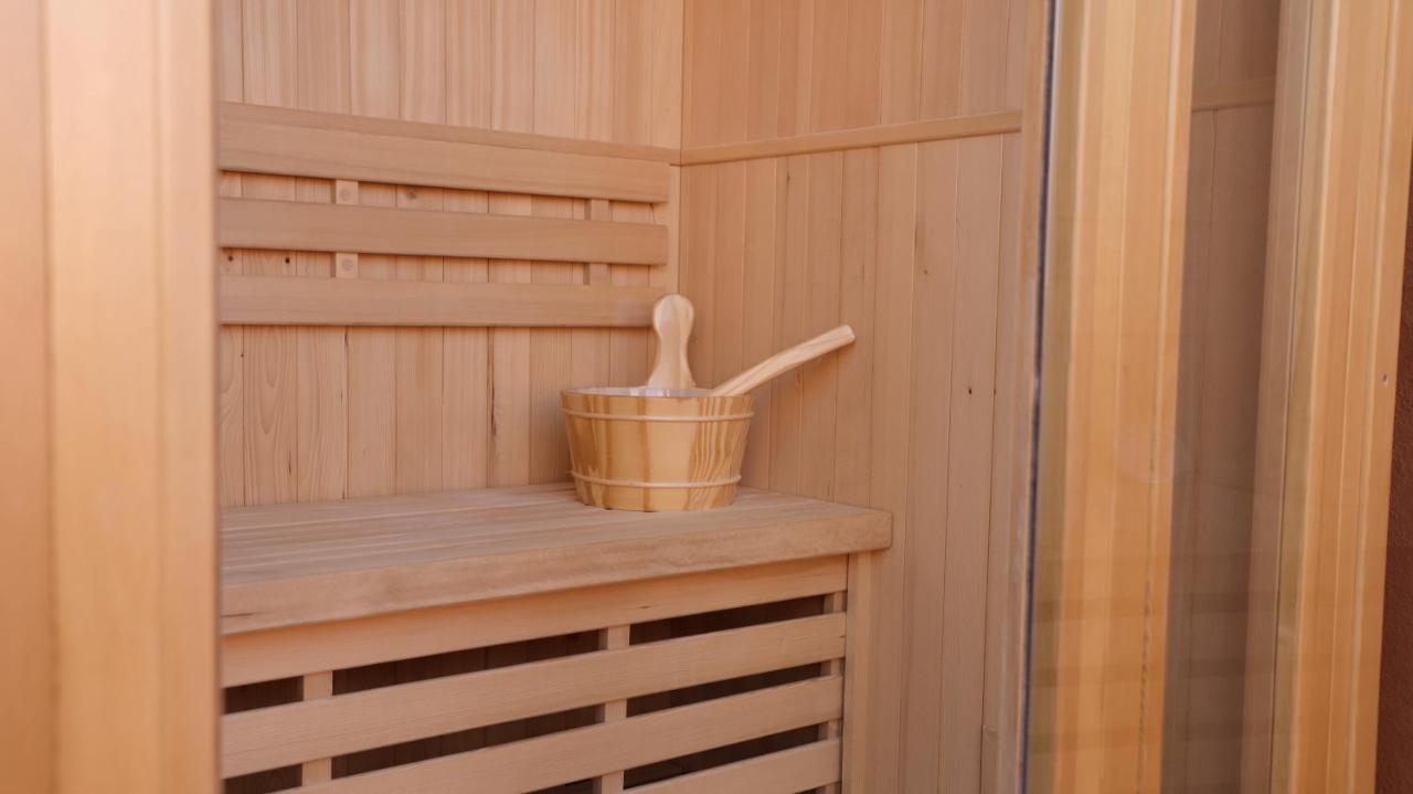 Ennea - Jacuzzi & Luxury Suites (Adults Only) Perpignan Exterior photo