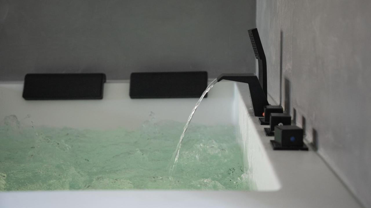 Ennea - Jacuzzi & Luxury Suites (Adults Only) Perpignan Exterior photo